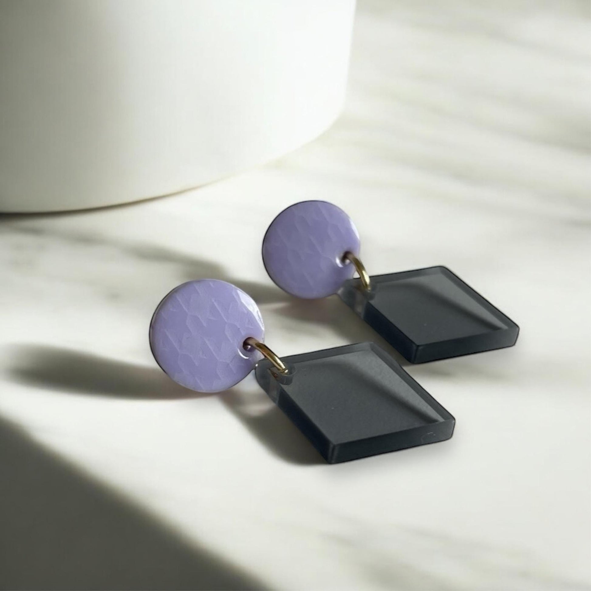 Ohrring »Ava« | allergikerfreundlich | Edelstahl vergoldet | lila Acryl | leichte Statement-Ohrringe | Schmuck | Geschenk beste Freundin