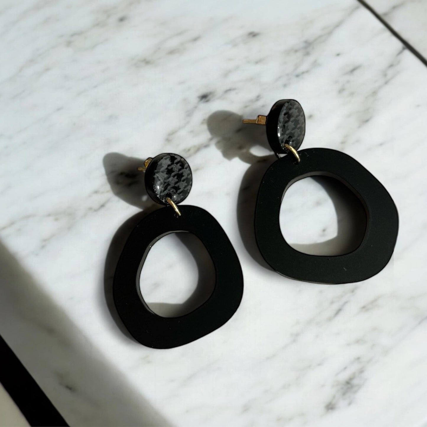 Ohrring »Christel« | allergikerfreundlich | schwarzes Acryl | leichte Statement-Ohrringe | Gravur | Hahnentritt | Schmuck | Geschenk