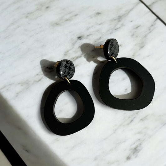 Ohrring »Christel« | allergikerfreundlich | schwarzes Acryl | leichte Statement-Ohrringe | Gravur | Hahnentritt | Schmuck | Geschenk