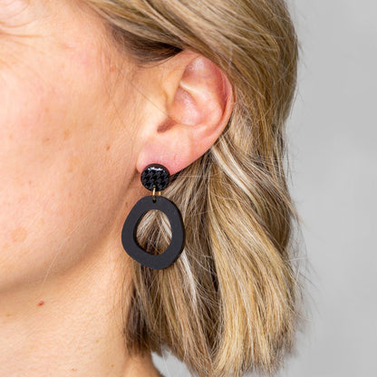 Ohrring »Christel« | allergikerfreundlich | schwarzes Acryl | leichte Statement-Ohrringe | Gravur | Hahnentritt | Schmuck | Geschenk