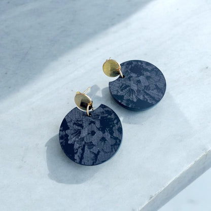 Ohrring »Gertrude« | allergikerfreundlich | schwarz mattes Acryl | eco | Stecker 18 K vergoldetes Edelstahl | leichte Statement-Ohrringe