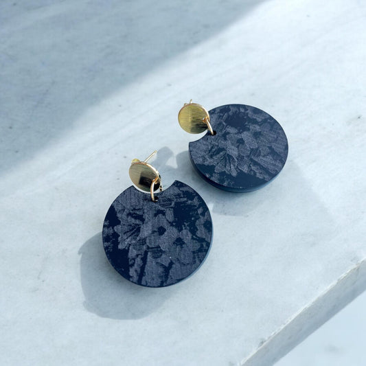 Ohrring »Gertrude« | allergikerfreundlich | schwarz mattes Acryl | eco | Stecker 18 K vergoldetes Edelstahl | leichte Statement-Ohrringe