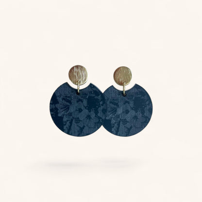 Ohrring »Gertrude« | allergikerfreundlich | schwarz mattes Acryl | eco | Stecker 18 K vergoldetes Edelstahl | leichte Statement-Ohrringe