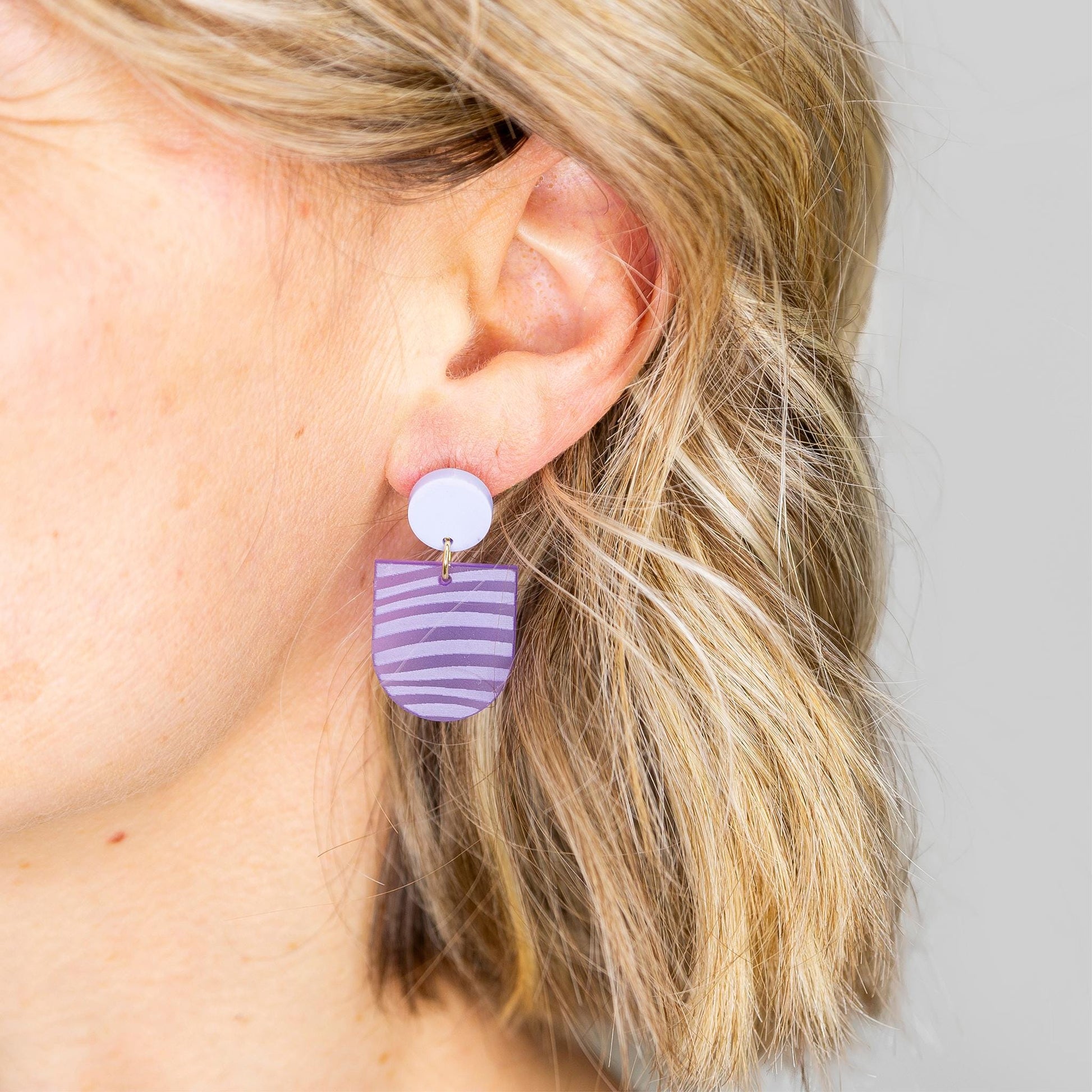 Ohrring »Viola« | allergikerfreundlich | lila satiniertes Acryl | leichte Statement-Ohrringe | Gravur Wellen | Schmuck | Geschenk