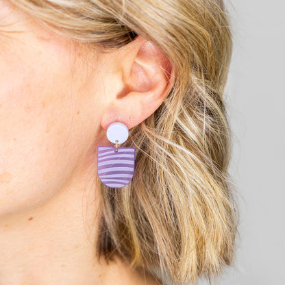 Ohrring »Viola« | allergikerfreundlich | lila satiniertes Acryl | leichte Statement-Ohrringe | Gravur Wellen | Schmuck | Geschenk