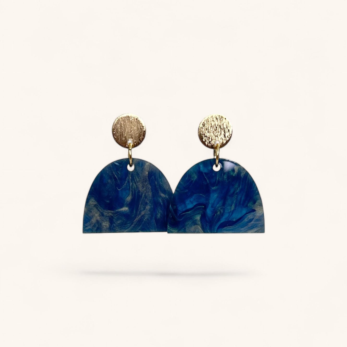 Ohrring »Marina« | allergikerfreundlich | blau marmoriertes Acryl | Glanz | Stecker 18 K vergoldet | Edelstahl | leichte Statement-Ohrringe