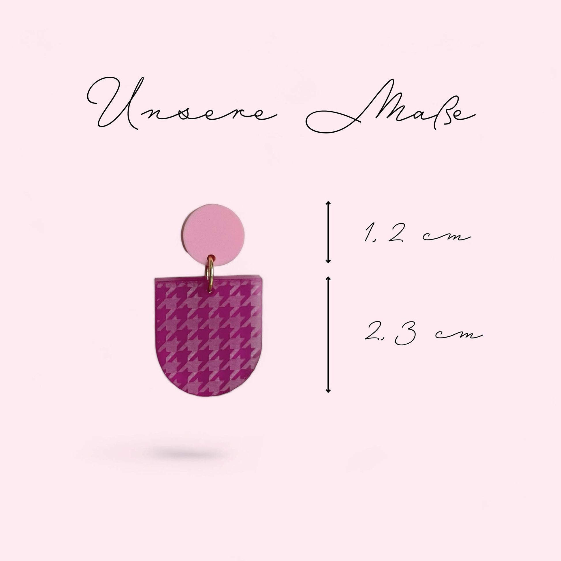 Ohrring »Babette« | allergikerfreundlich | pink satiniertes Acryl | leichte Statement-Ohrringe | Gravur Hahnentritt | Schmuck | Geschenk