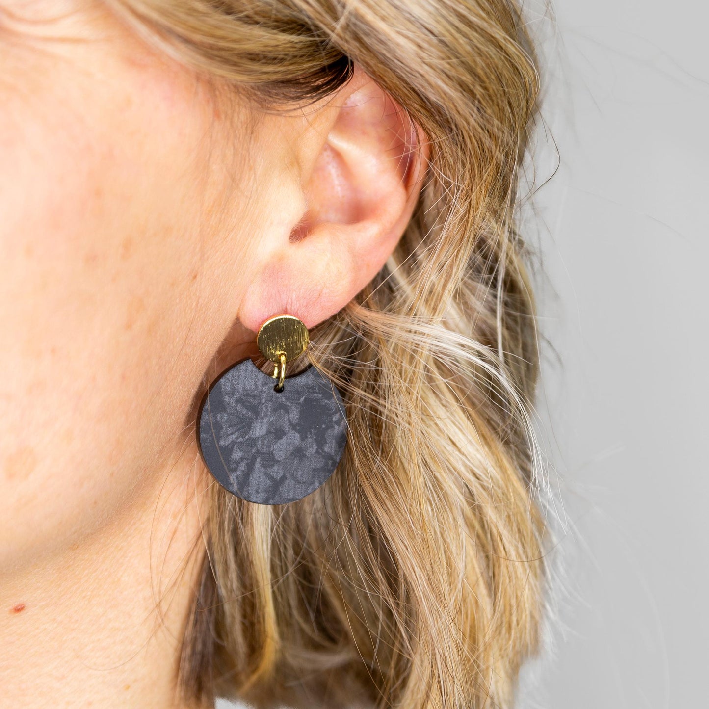 Ohrring »Gertrude« | allergikerfreundlich | schwarz mattes Acryl | eco | Stecker 18 K vergoldetes Edelstahl | leichte Statement-Ohrringe