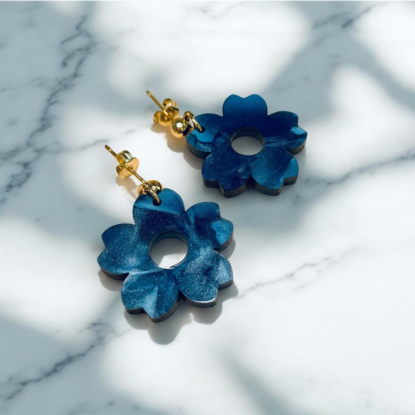 Ohrring »Flora« | allergikerfreundlich | marmoriertes Acryl | blau | leichte Statement-Ohrringe | Schmuck | Geschenk