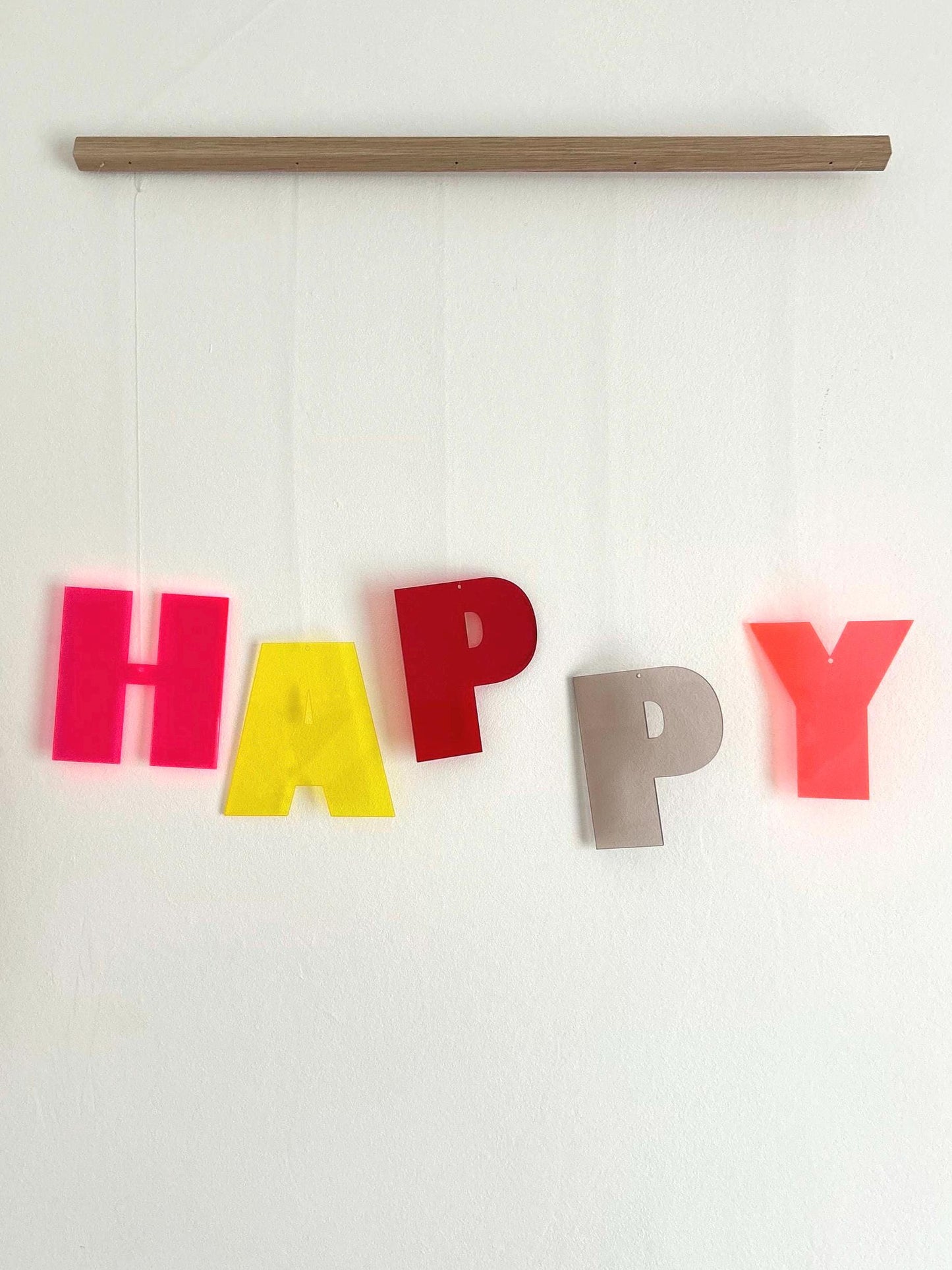 Mobilé »HAPPY.rot« | Statement | 100% recyceltes Acryl | Suncatcher | Wandschmuck | Dekoartikel | Inneneinrichtung | Suncatcher | Geschenk