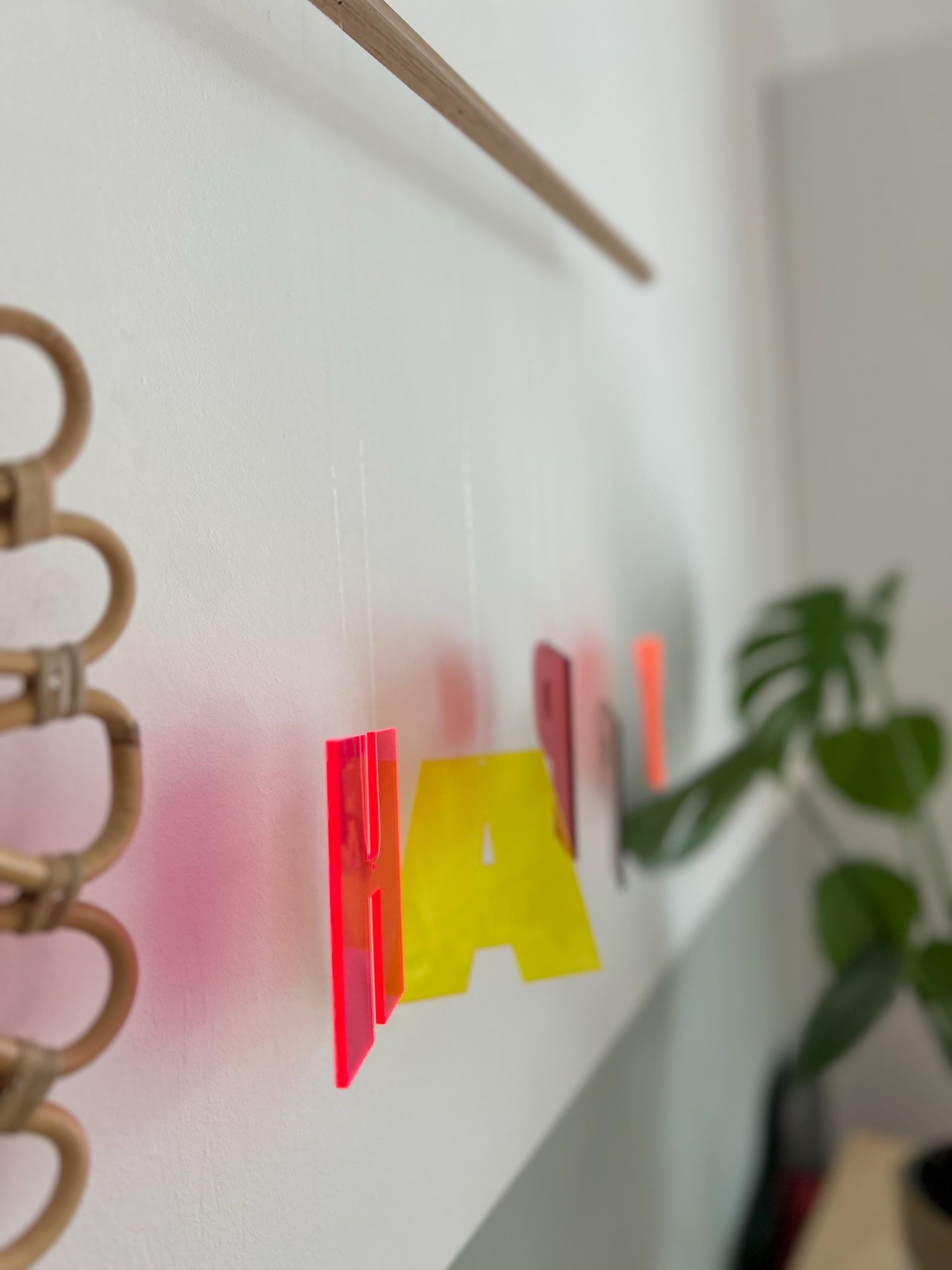 Mobilé »HAPPY.rot« | Statement | 100% recyceltes Acryl | Suncatcher | Wandschmuck | Dekoartikel | Inneneinrichtung | Suncatcher | Geschenk