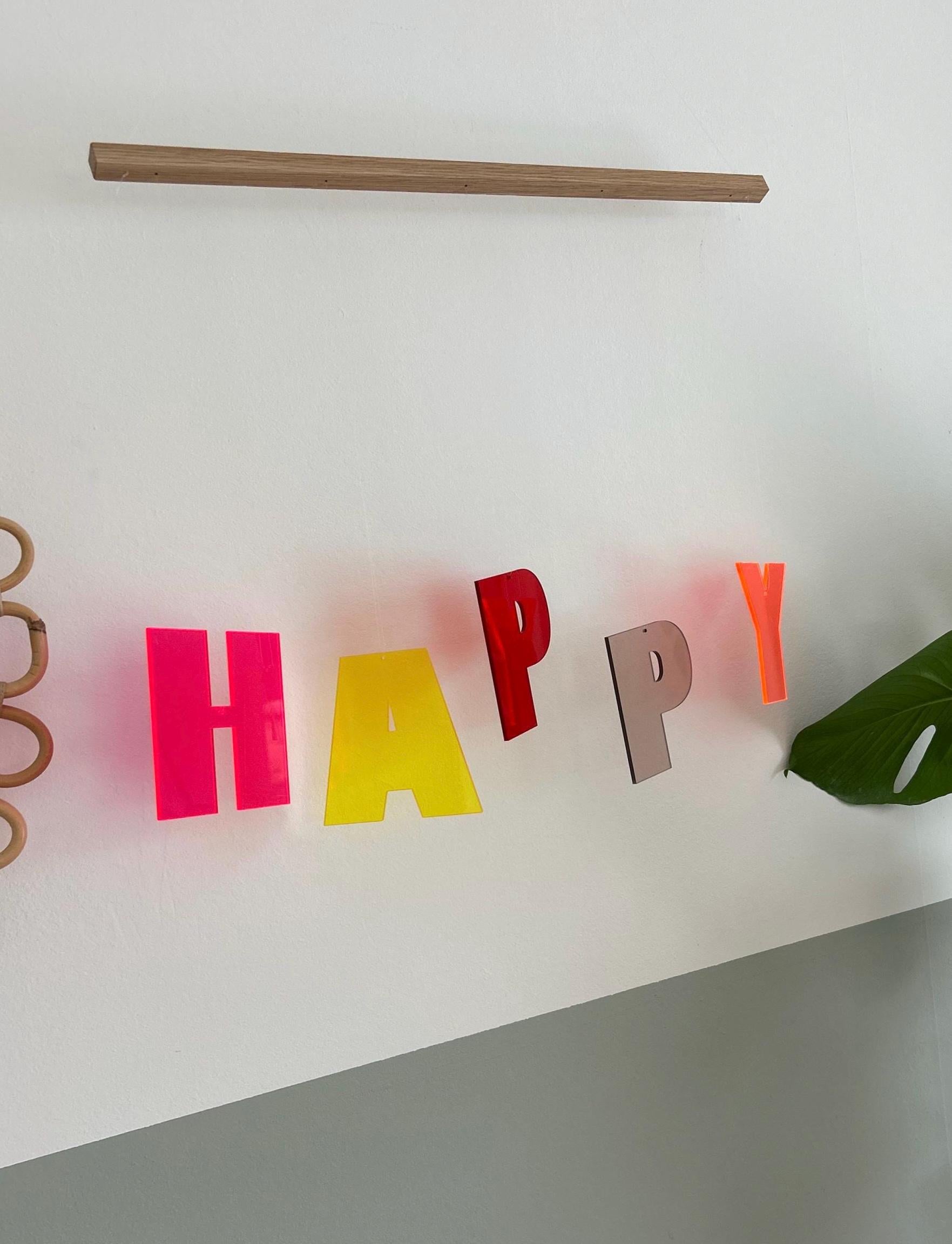 Mobilé »HAPPY.rot« | Statement | 100% recyceltes Acryl | Suncatcher | Wandschmuck | Dekoartikel | Inneneinrichtung | Suncatcher | Geschenk