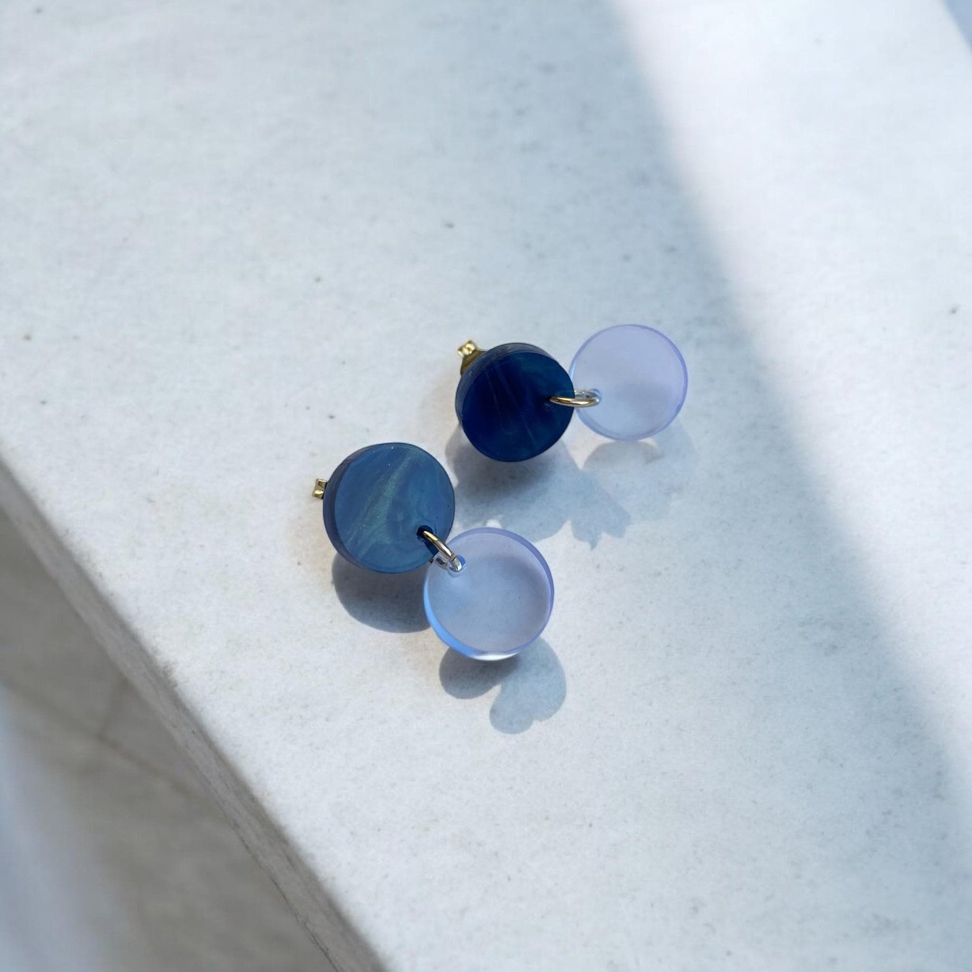 Ohrring »Lotta« | Farbvarianten |allergikerfreundlich | blaues und transparentes Acryl | leichte Statement-Ohrringe | Schmuck | Geschenk