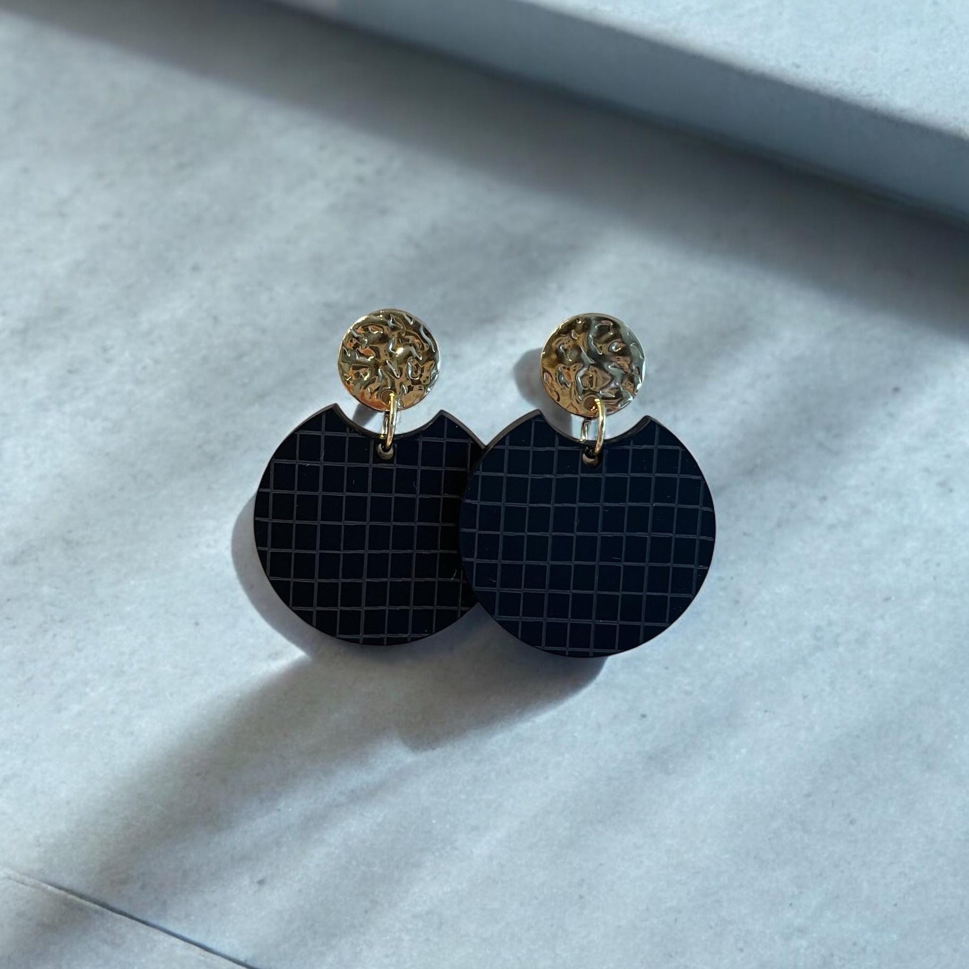 Ohrring »Gitte« | allergikerfreundlich | schwarz mattes Acryl | nachhaltig | Stecker 18 K vergoldet | Edelstahl | leichte Statement-Ohrringe