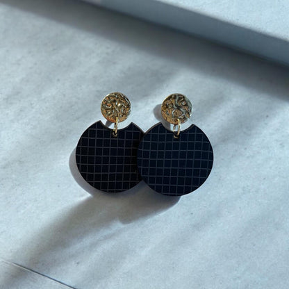 Ohrring »Gitte« | allergikerfreundlich | schwarz mattes Acryl | nachhaltig | Stecker 18 K vergoldet | Edelstahl | leichte Statement-Ohrringe
