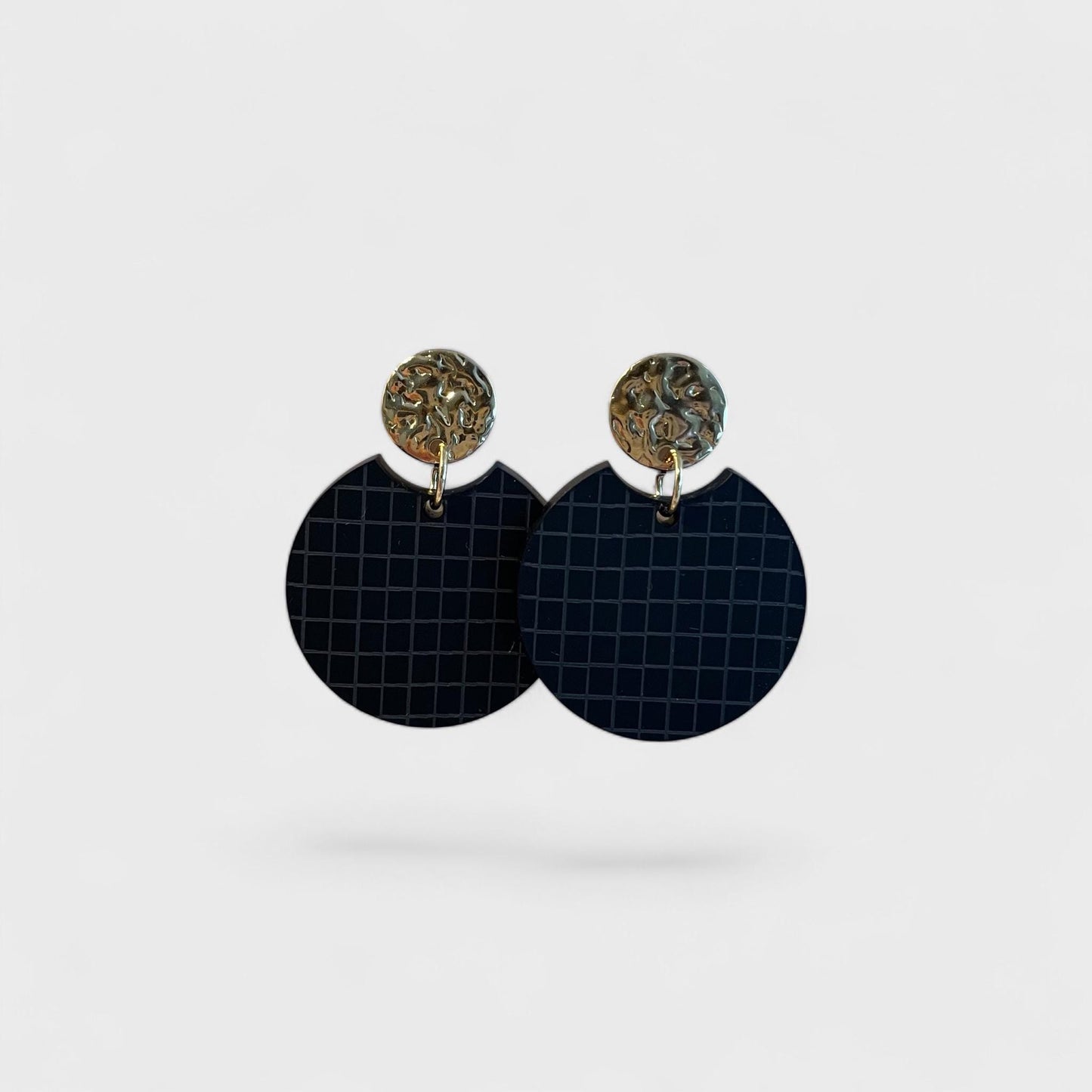 Ohrring »Gitte« | allergikerfreundlich | schwarz mattes Acryl | nachhaltig | Stecker 18 K vergoldet | Edelstahl | leichte Statement-Ohrringe