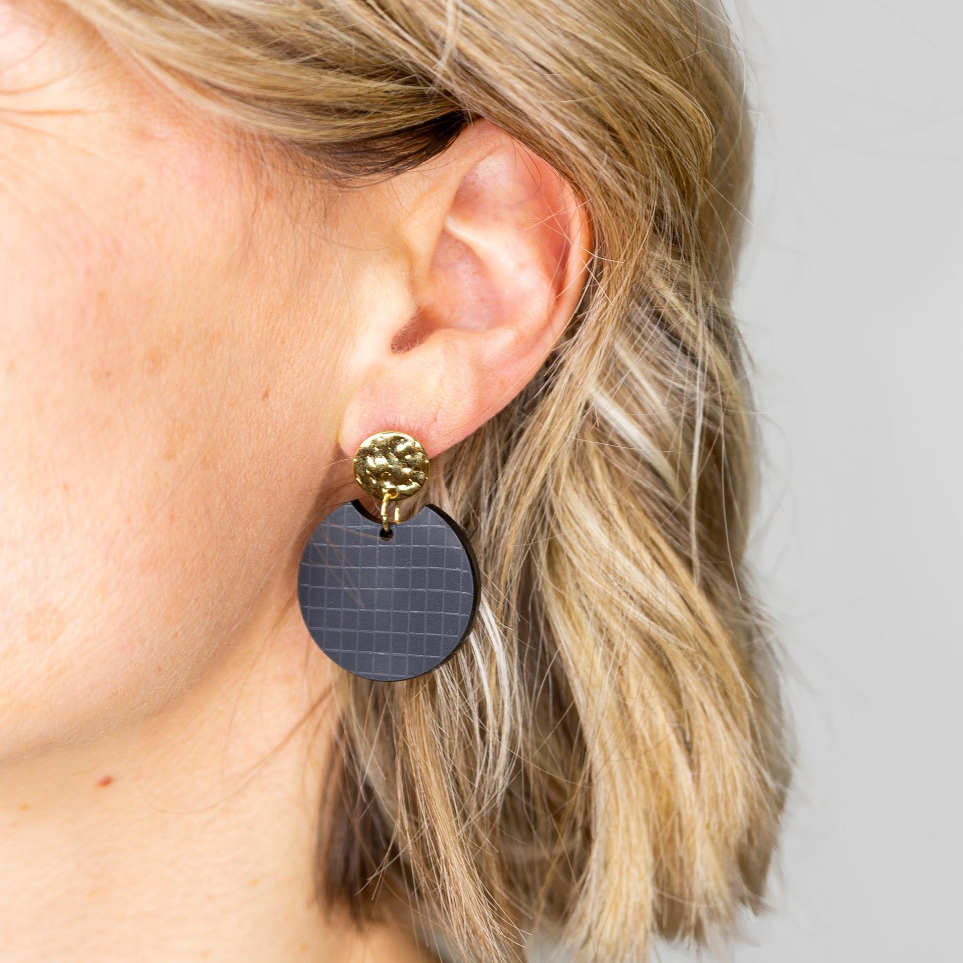 Ohrring »Gitte« | allergikerfreundlich | schwarz mattes Acryl | nachhaltig | Stecker 18 K vergoldet | Edelstahl | leichte Statement-Ohrringe