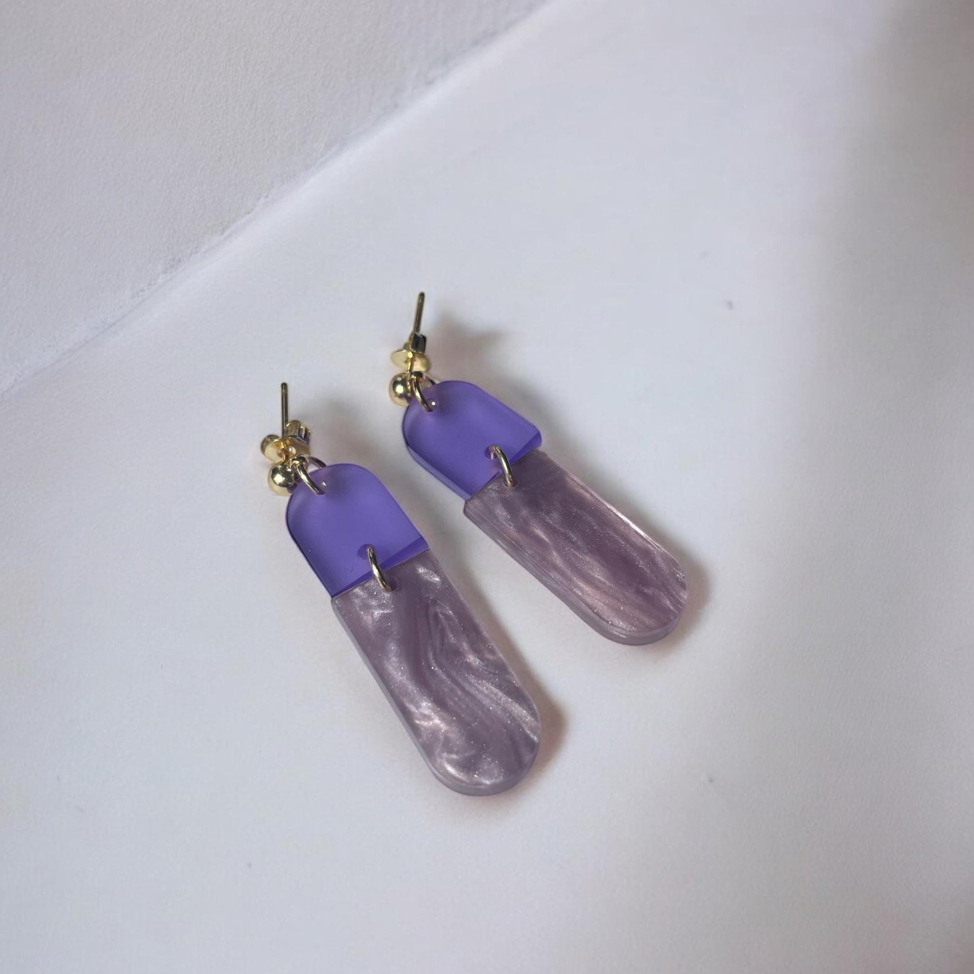 Ohrring »Romy« | allergikerfreundlich | Colorblocking | lila & Perlmutt Acryl | leichte Statement-Ohrringe | Schmuck | Geschenk