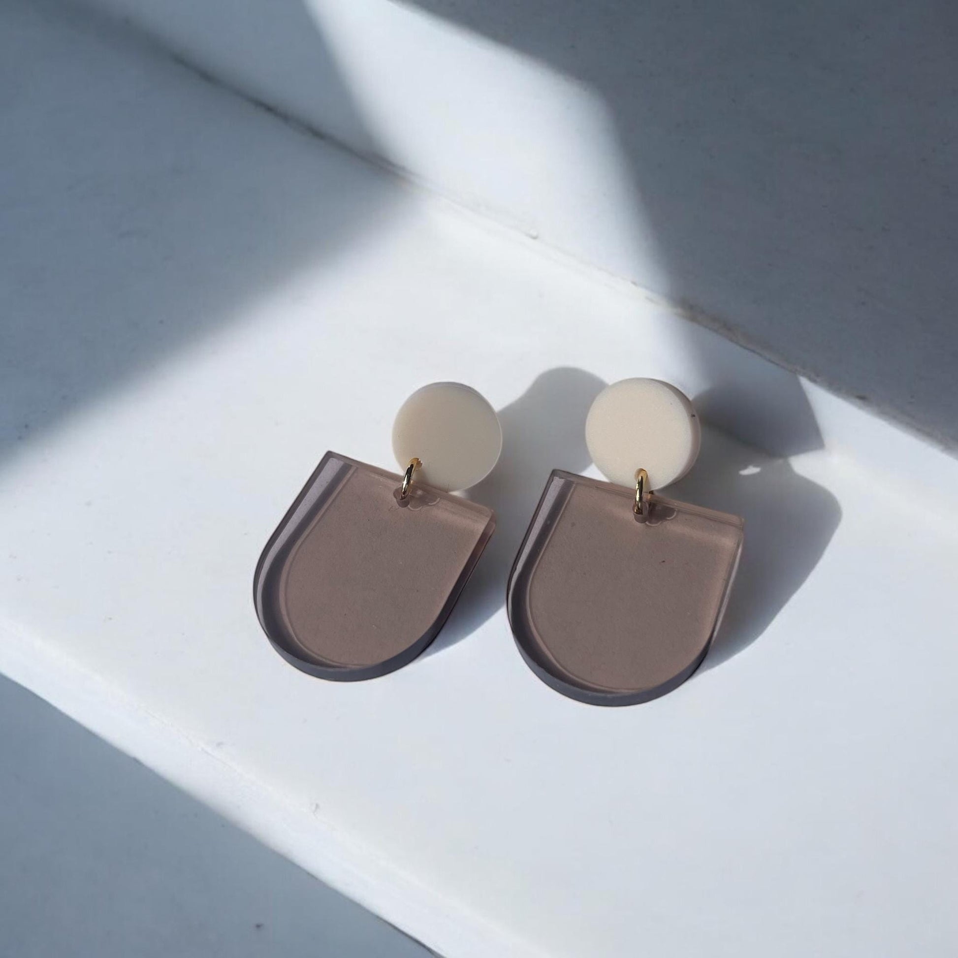 Ohrring »Cora« | allergikerfreundlich | braunes Acryl | matt und transparent | minimalistisch | leichte Statement-Ohrringe | Schmuck