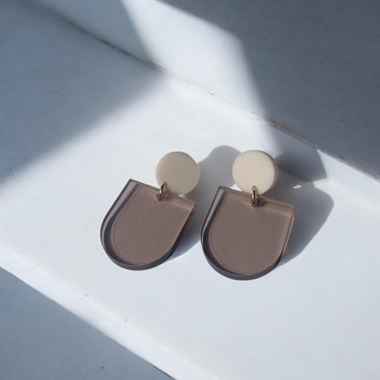 Ohrring »Cora« | allergikerfreundlich | braunes Acryl | matt und transparent | minimalistisch | leichte Statement-Ohrringe | Schmuck
