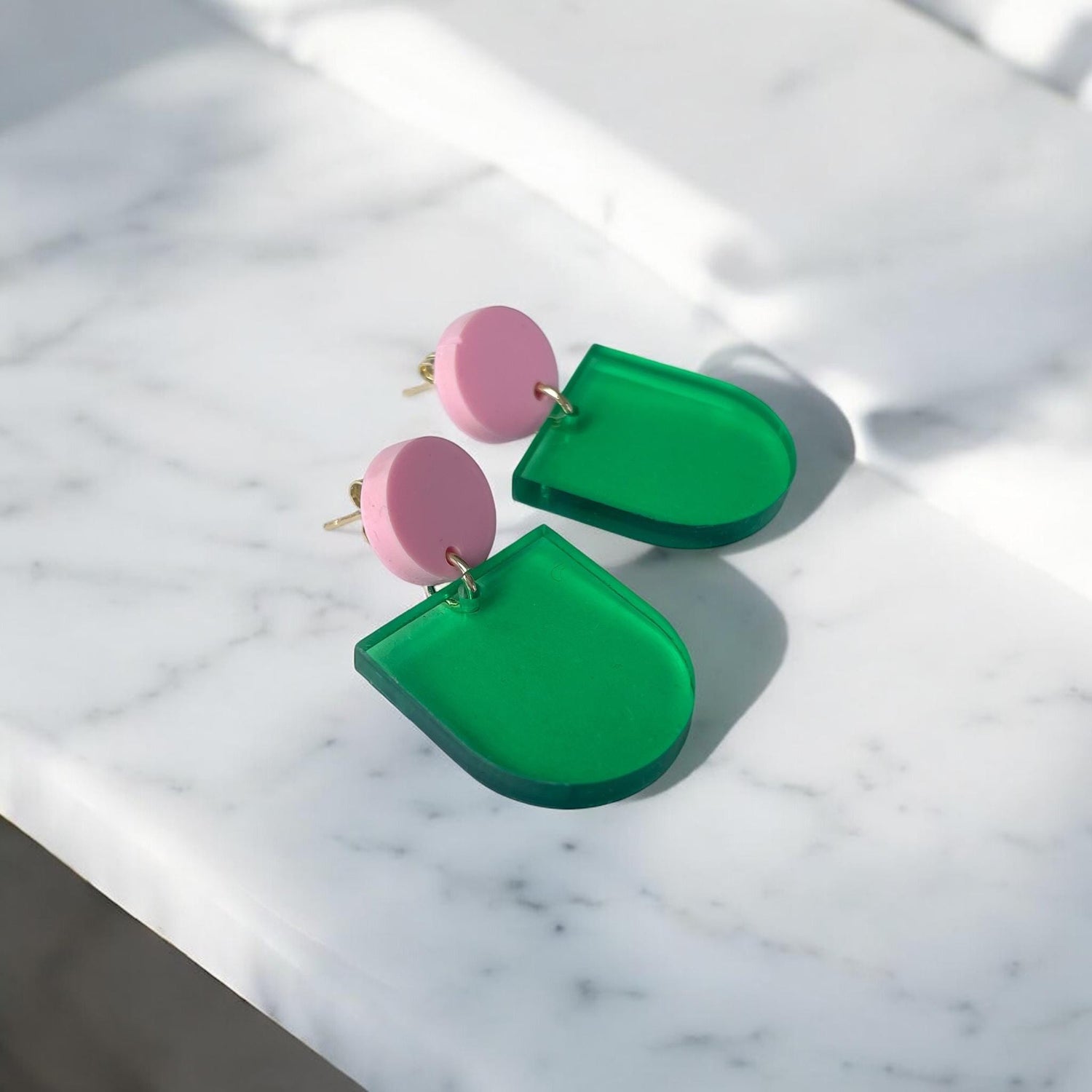 Ohrring »Cora« | allergikerfreundlich | rosa und grün-transparentes Acryl | Color-Blocking | leichte Statement-Ohrringe | Schmuck