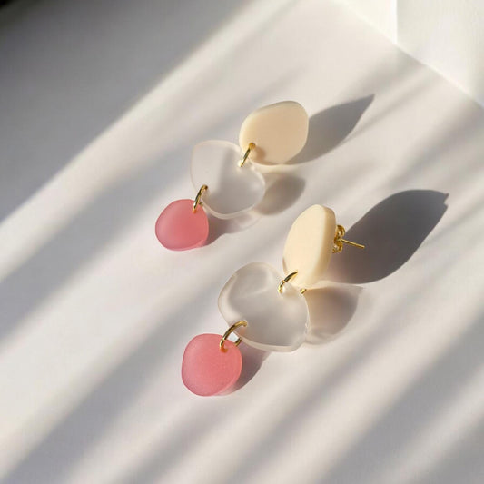 Ohrring »Freja« | allergikerfreundlich | asymmetrisch | 3-teilig | beige, Milchglas, rosa | leichte Statement-Ohrringe | Schmuck | Geschenk