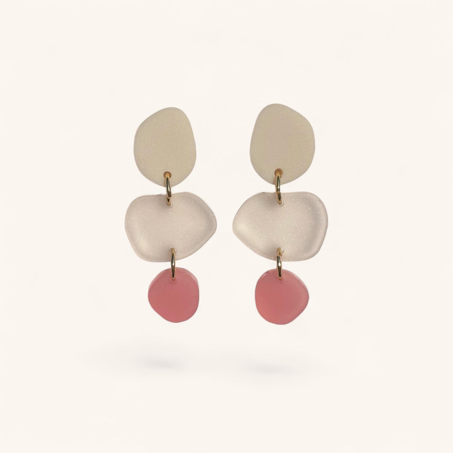 Ohrring »Freja« | allergikerfreundlich | asymmetrisch | 3-teilig | beige, Milchglas, rosa | leichte Statement-Ohrringe | Schmuck | Geschenk