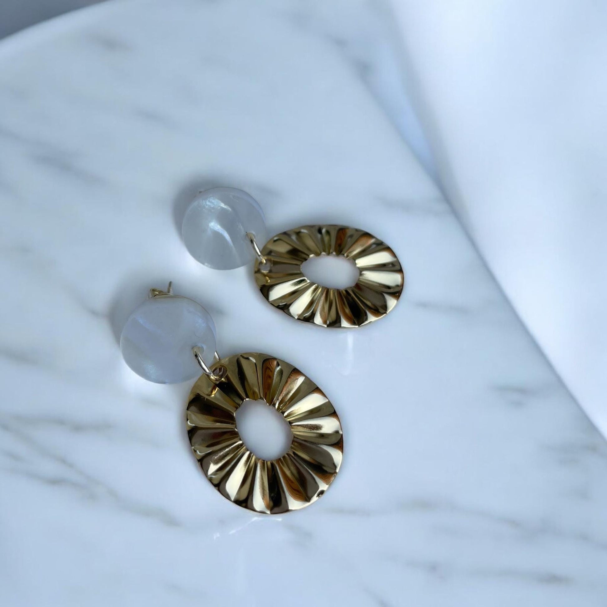 Ohrring »Erna« | allergikerfreundlich | Acryl in Perlmuttoptik | Edelstahl vergoldet| leichte Statement-Ohrringe | Schmuck | Geschenk