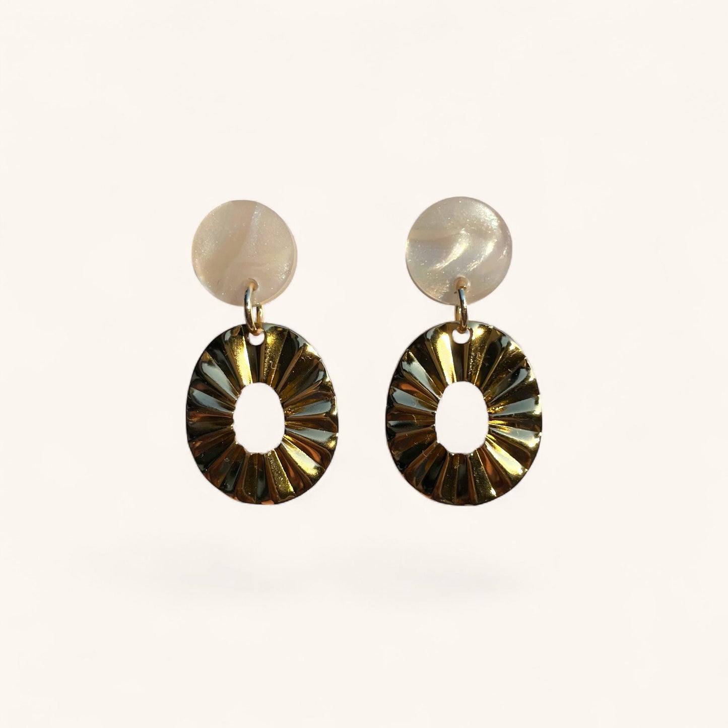 Ohrring »Erna« | allergikerfreundlich | Acryl in Perlmuttoptik | Edelstahl vergoldet| leichte Statement-Ohrringe | Schmuck | Geschenk