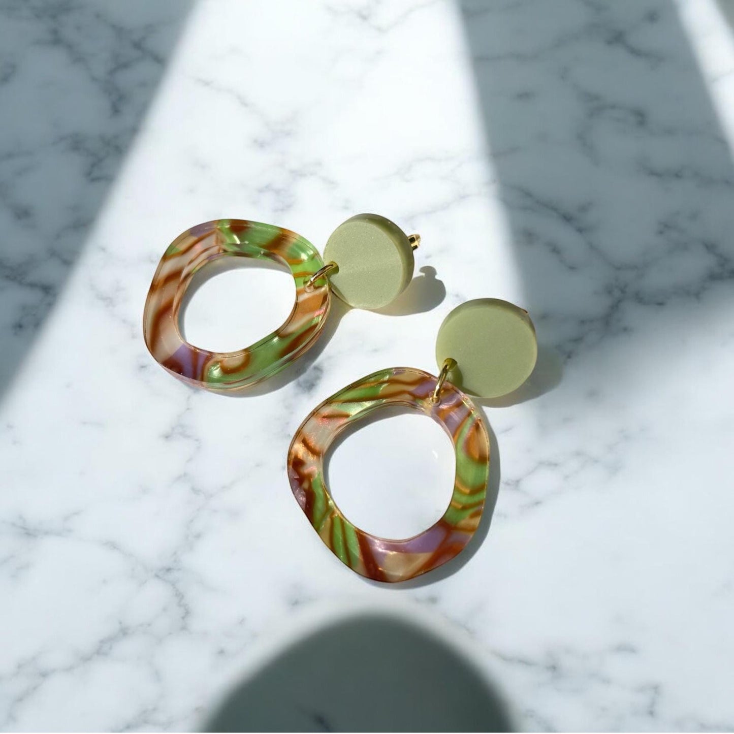 Ohrring »Frida« | allergikerfreundlich | Edelstahl vergoldet | olivefarbenes Acryl | Acetat | leichte Statementohrringe | Schmuck | Geschenk