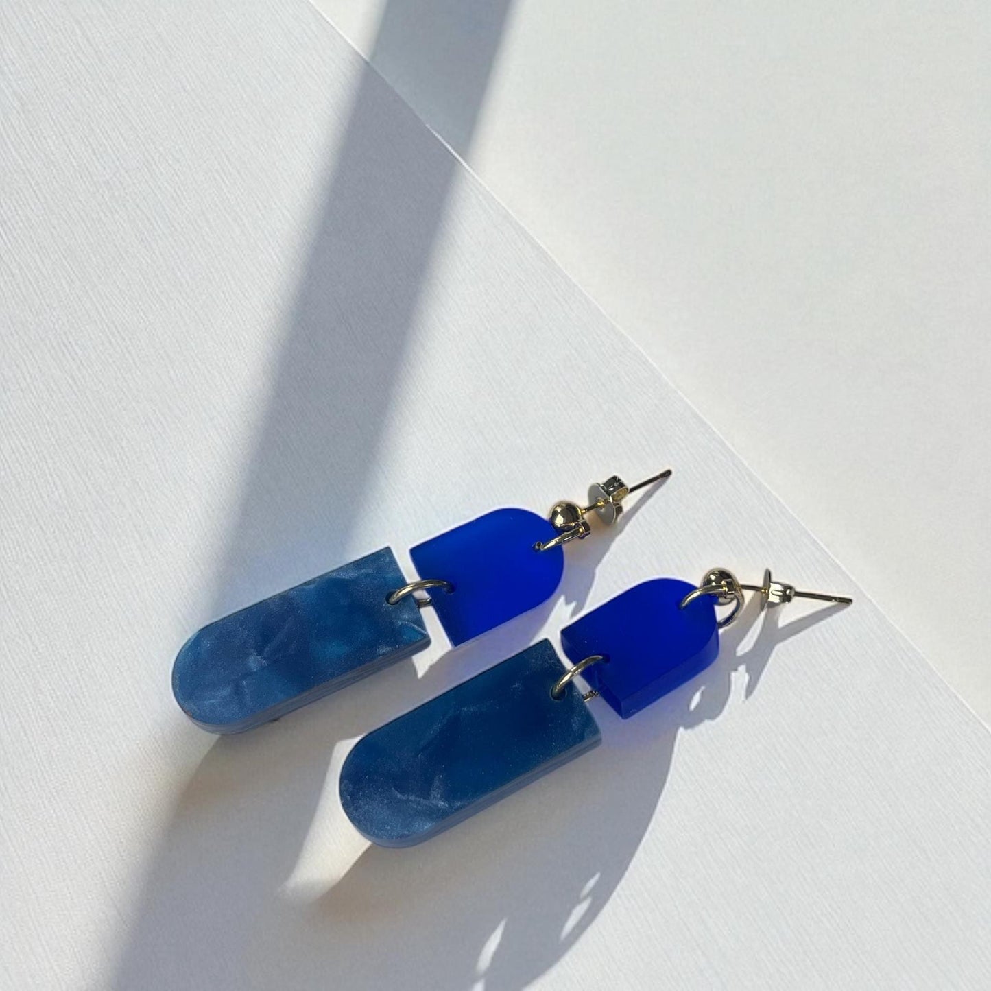 Ohrring »Romy« | allergikerfreundlich | Colorblocking | blaues & Perlmutt Acryl | leichte Statement-Ohrringe | Schmuck | Geschenk