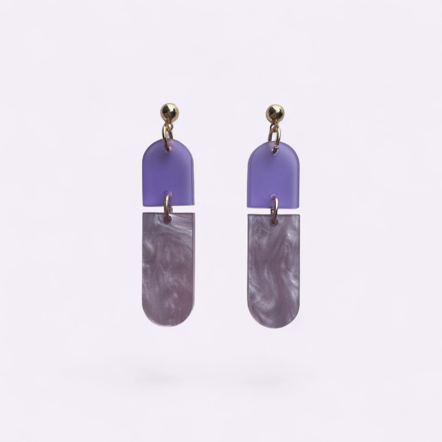 Ohrring »Romy« | allergikerfreundlich | Colorblocking | lila & Perlmutt Acryl | leichte Statement-Ohrringe | Schmuck | Geschenk