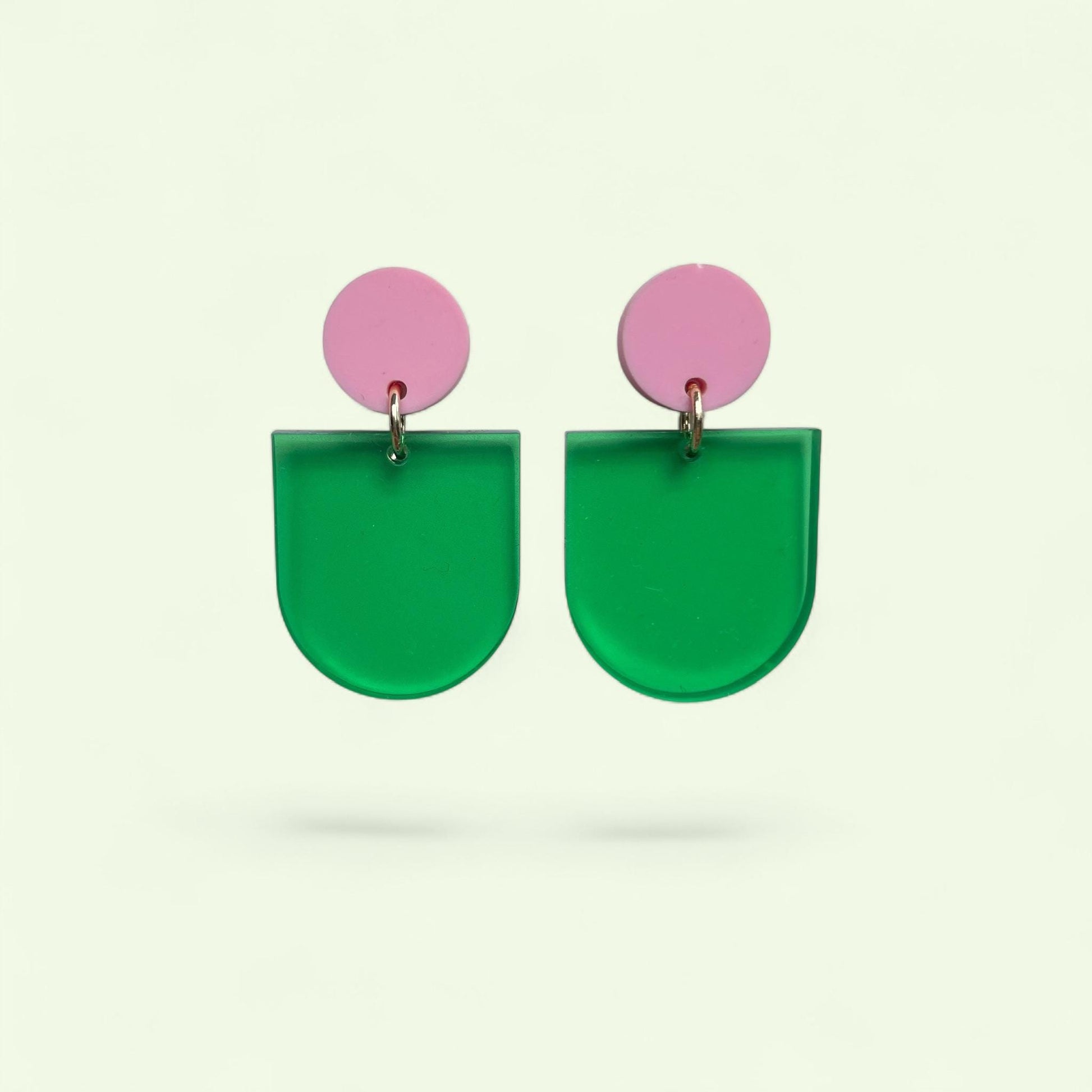 Ohrring »Cora« | allergikerfreundlich | rosa und grün-transparentes Acryl | Color-Blocking | leichte Statement-Ohrringe | Schmuck