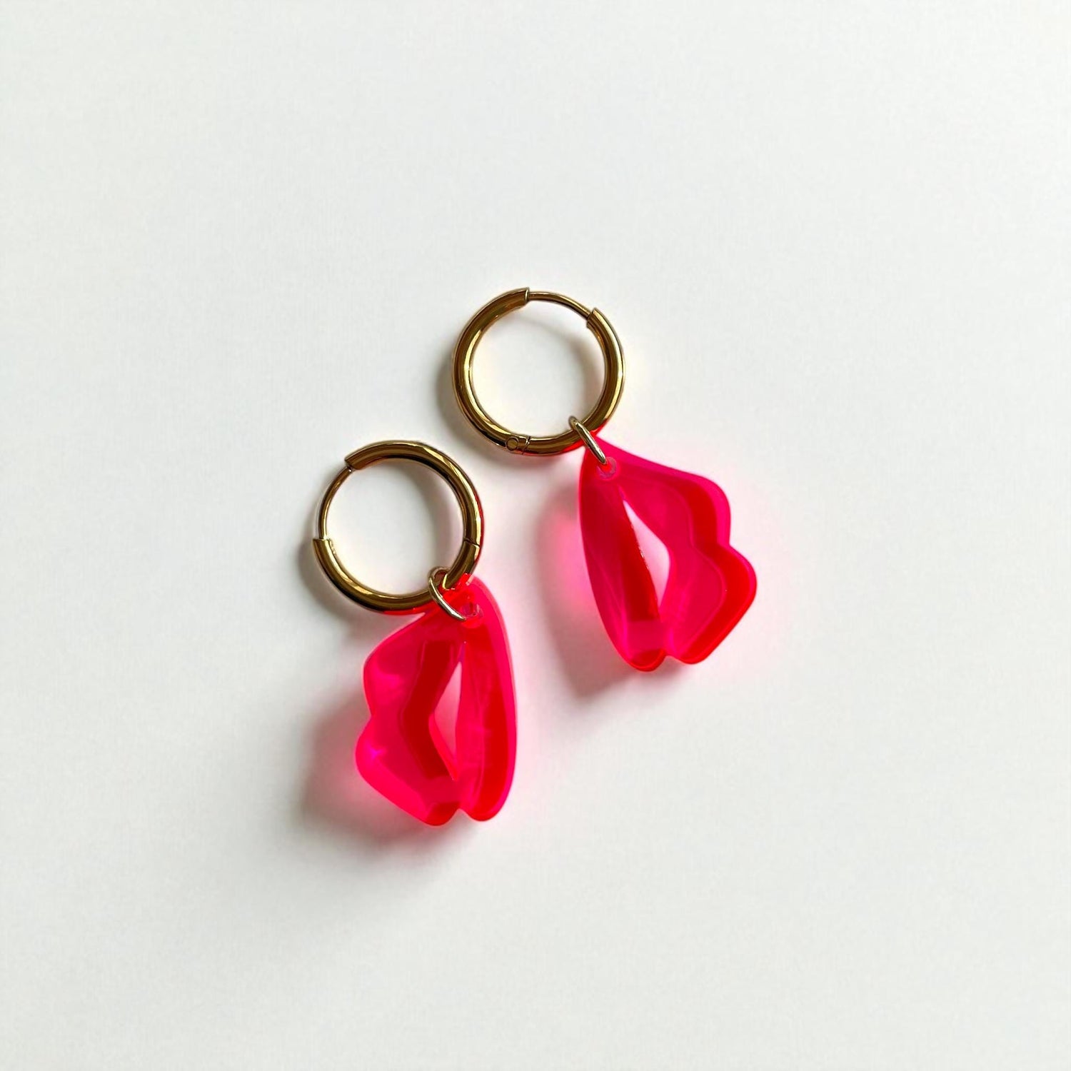 Creolen + Acryl-Anhänger »Kussmund« | Creolen Edelstahl 18 K vergoldet | Acryl in neon pink | fluoreszierend | leichte Statement-Ohrringe