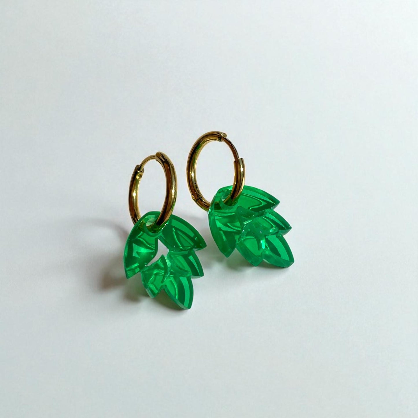 Creolen + Acryl-Anhänger »Blatt« | Creolen Edelstahl 18K vergoldet | Acryl in grün transparent | fluoreszierend | leichte Statement-Ohrringe