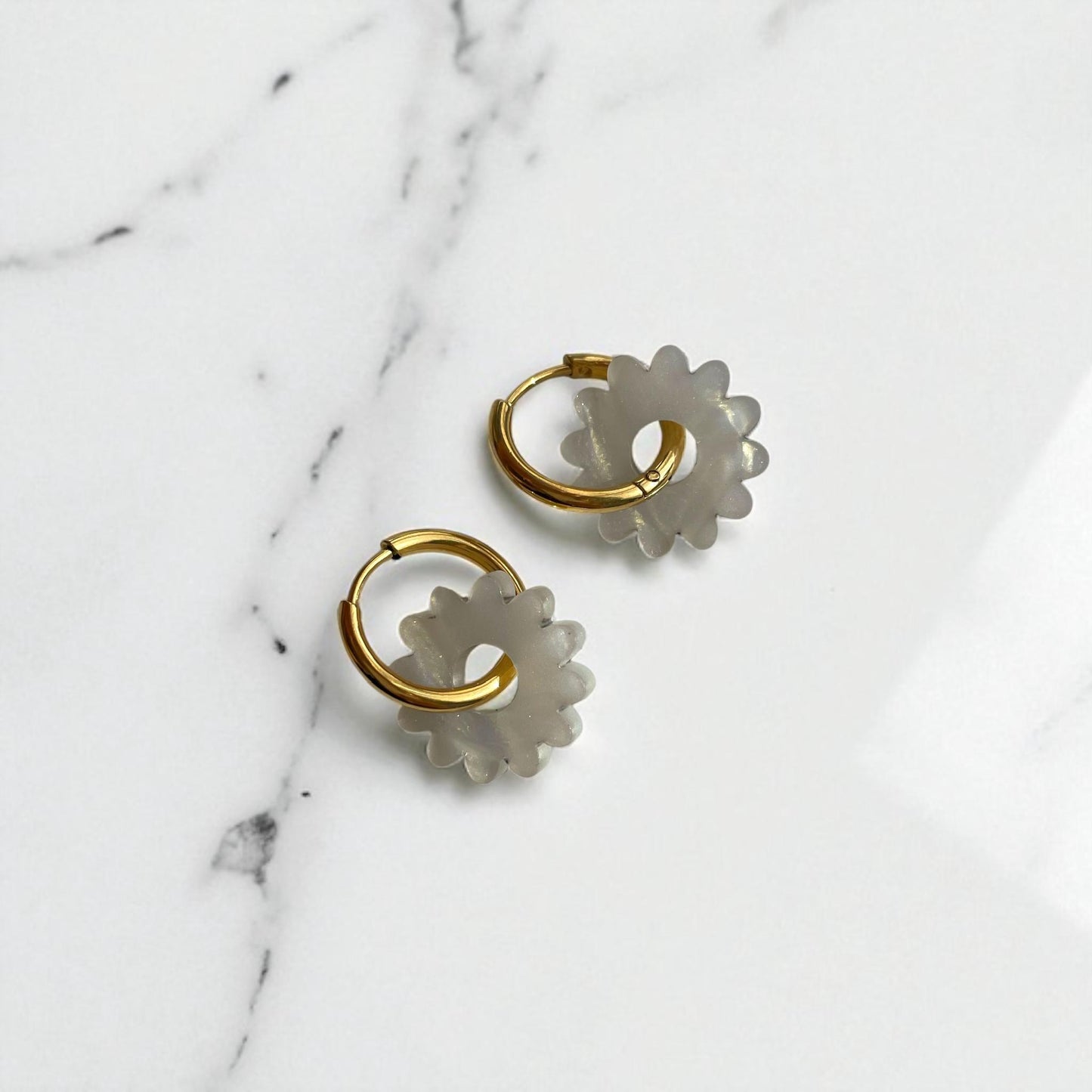 Creolen + Acryl-Anhänger »Blume Perlmutt« | Creolen Edelstahl 18K vergoldet | Acryl in heller Perlmuttoptik | leichte Statement-Ohrringe