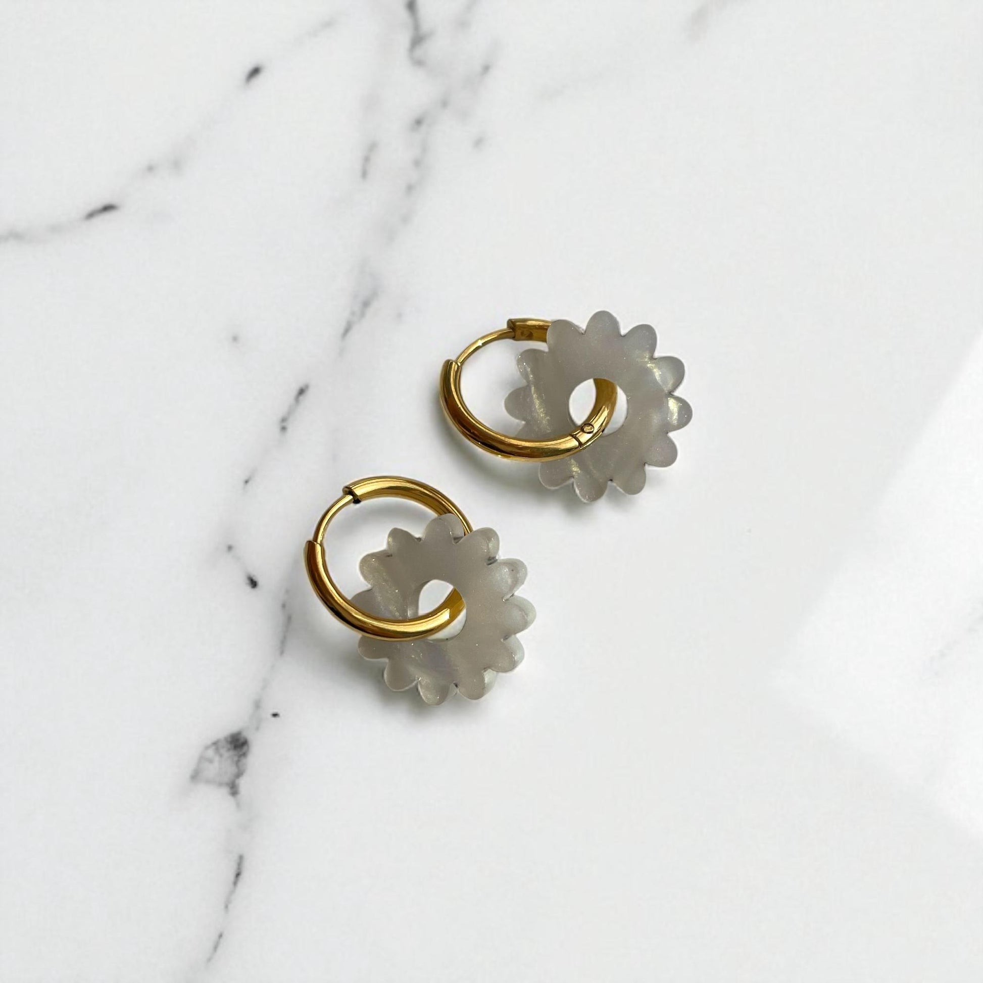 Creolen + Acryl-Anhänger »Blume Perlmutt« | Creolen Edelstahl 18K vergoldet | Acryl in heller Perlmuttoptik | leichte Statement-Ohrringe