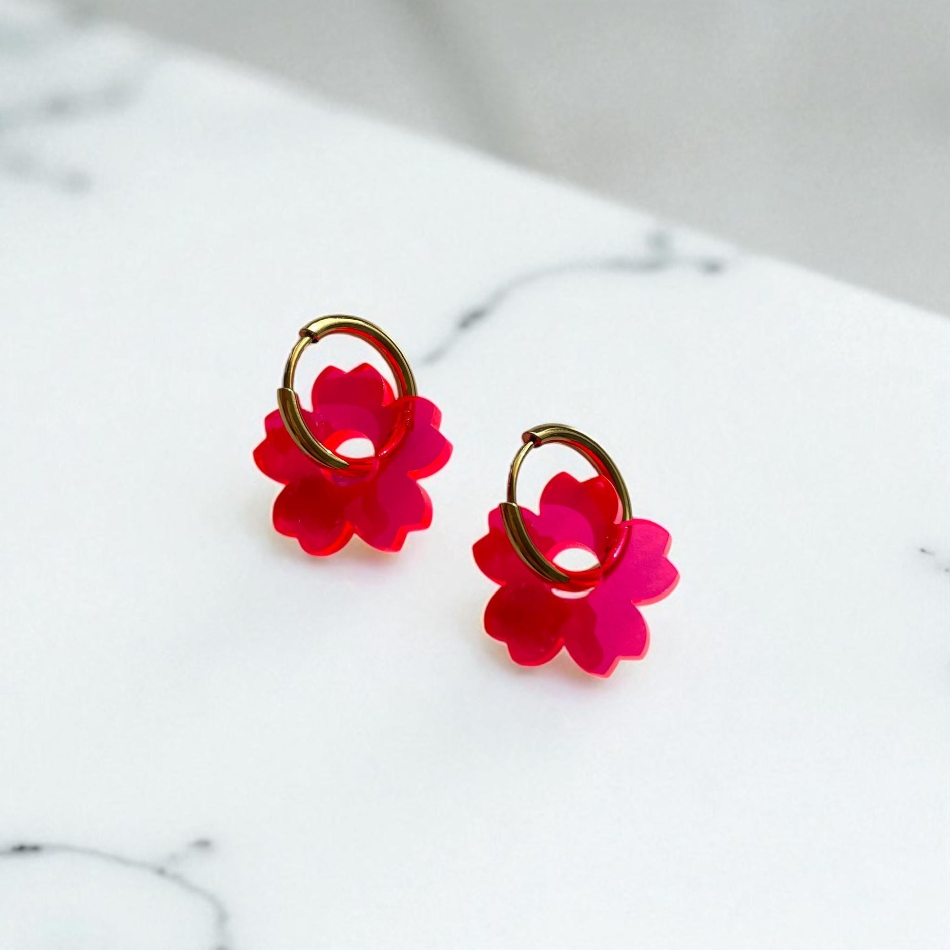 Creolen + Acryl-Anhänger »Blume Pink« | Creolen Edelstahl 18K vergoldet | Acryl in neon pink | leichte Statement-Ohrringe