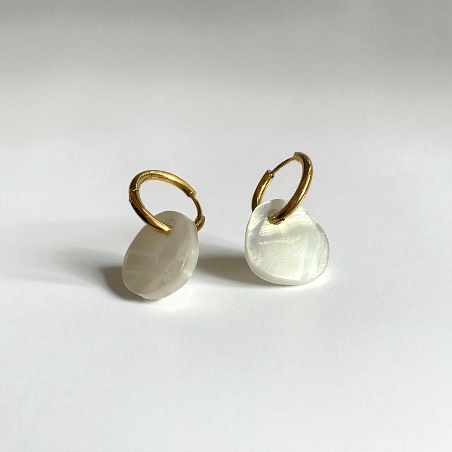 Creolen + Acryl-Anhänger »Bubble Perlmutt« | Creolen Edelstahl 18K vergoldet | Acryl in heller Perlmuttoptik | retro | leichte Ohrringe