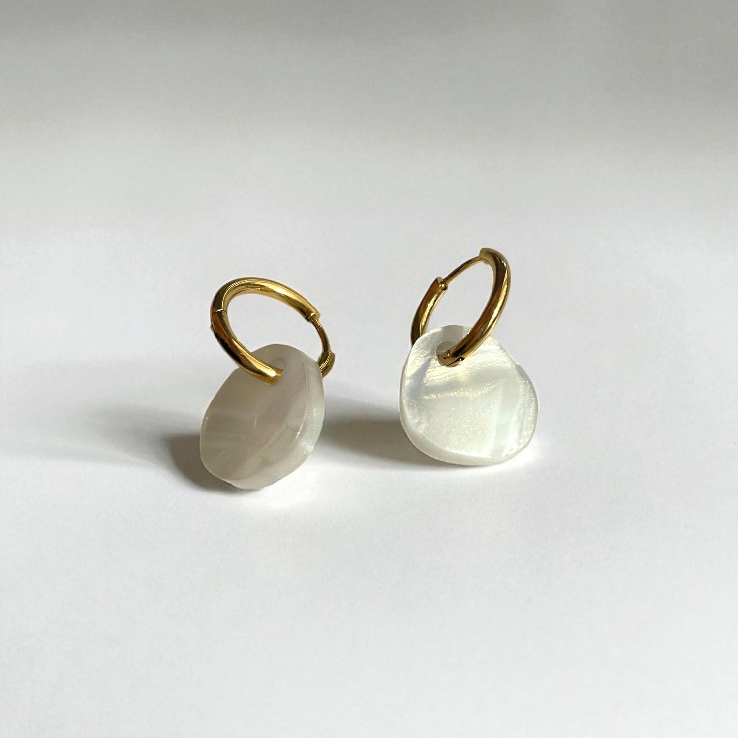 Creolen + Acryl-Anhänger »Bubble Perlmutt« | Creolen Edelstahl 18K vergoldet | Acryl in heller Perlmuttoptik | retro | leichte Ohrringe