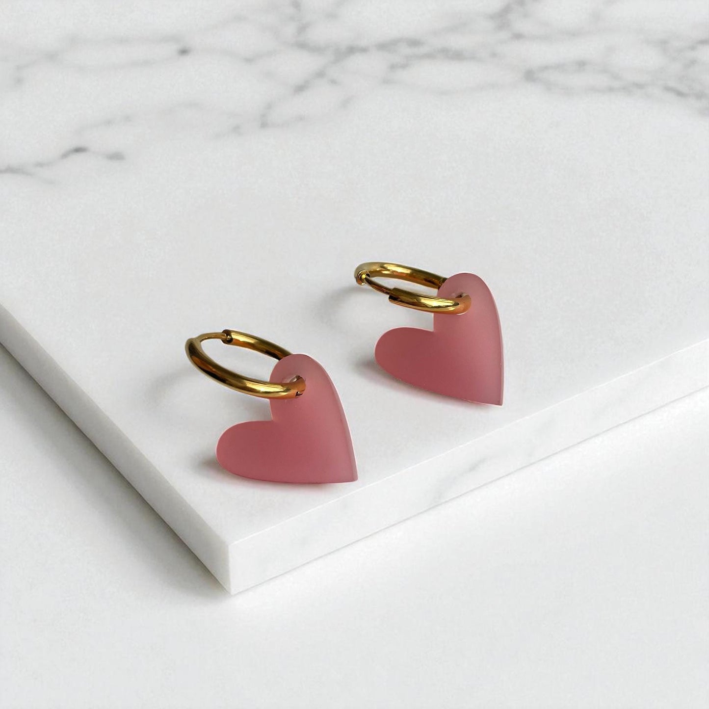 Creolen + Acryl-Anhänger »Herz rosa« | Creolen Edelstahl 18 K vergoldet | Acryl in rosa satiniert | leichte Statement-Ohrringe