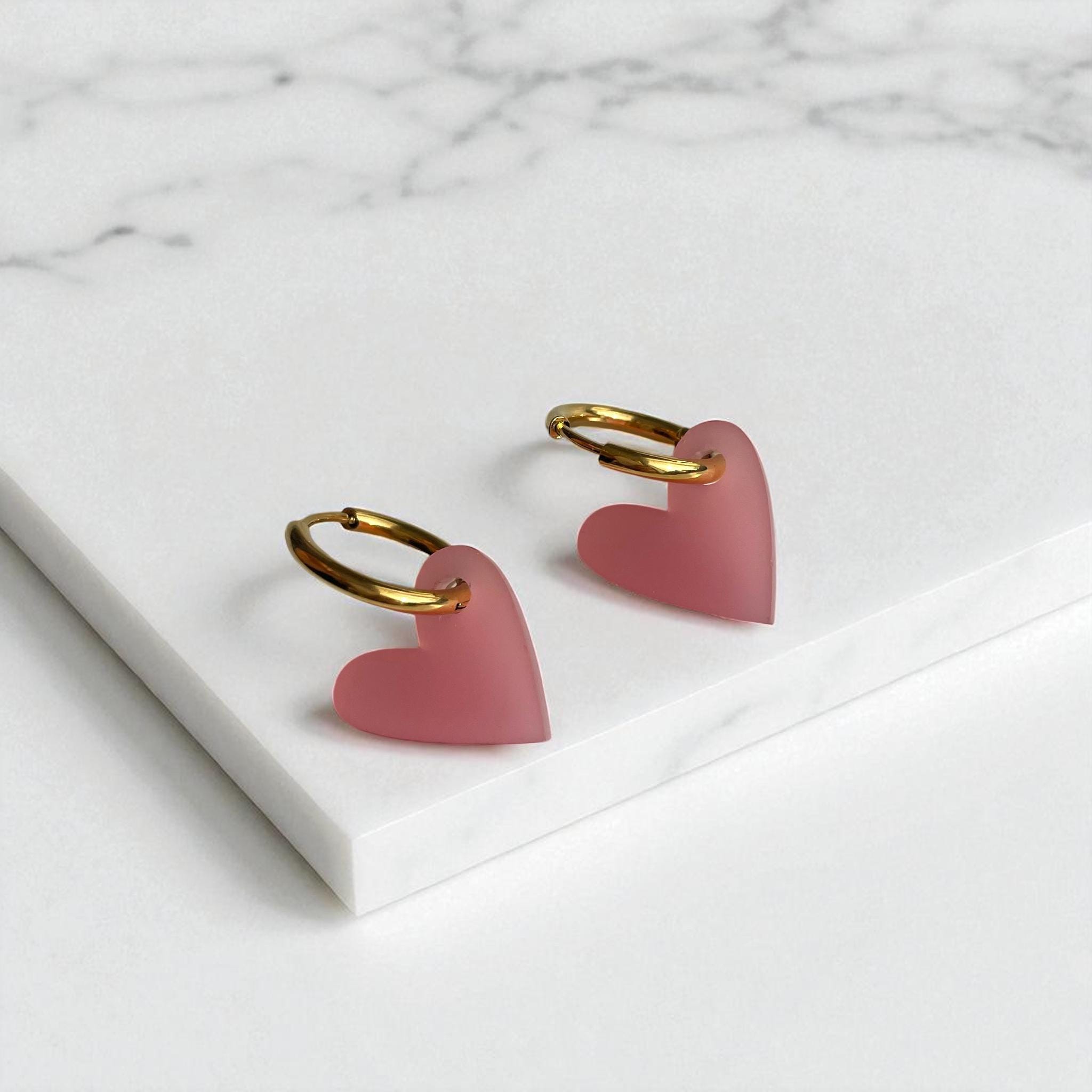 Creolen + Acryl-Anhänger »Herz rosa« | Creolen Edelstahl 18 K vergoldet | Acryl in rosa satiniert | leichte Statement-Ohrringe