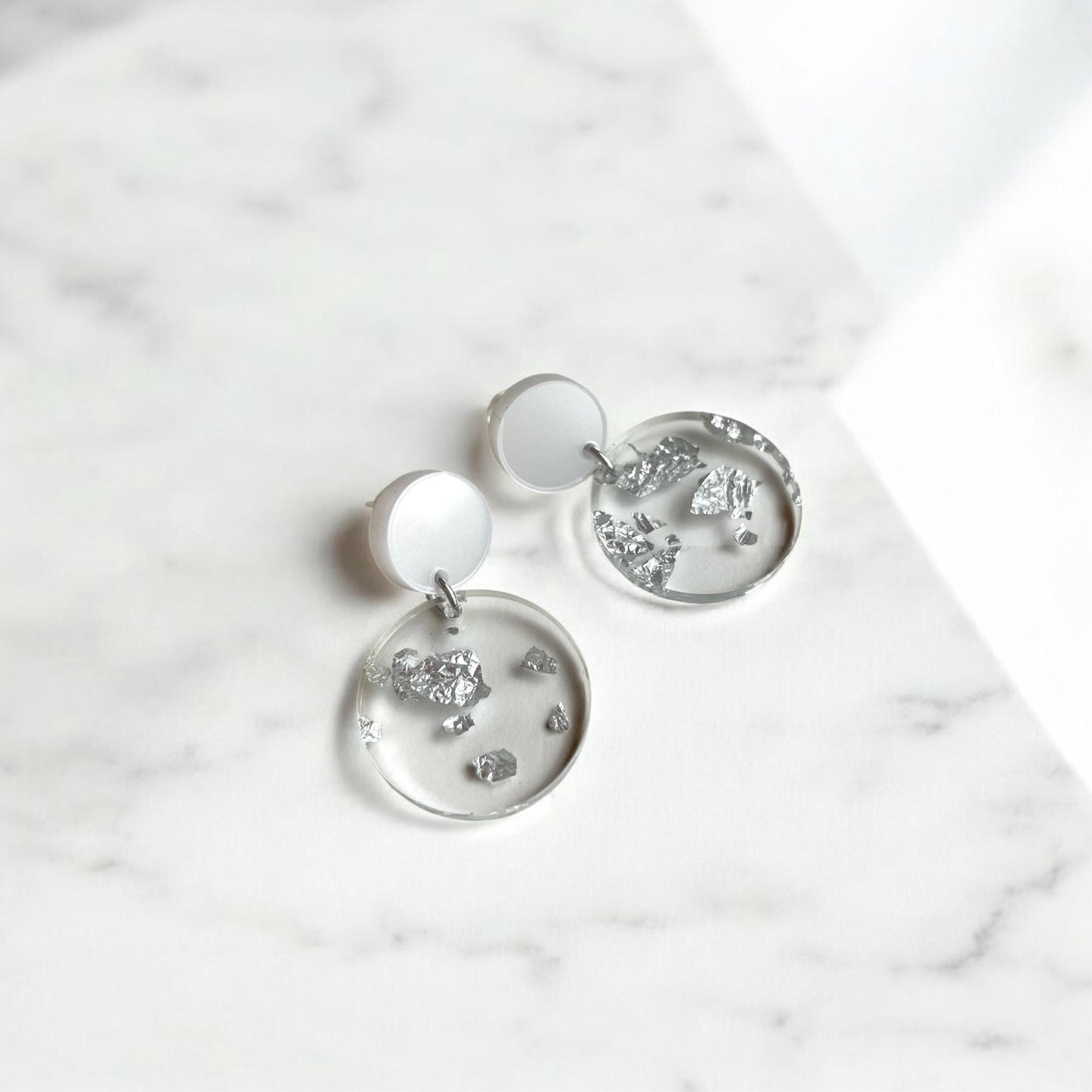 Ohrring »Sharon« | allergikerfreundlich | metallisch und transparent mit silber | festlich | leichte Statement-Ohrringe | Schmuck