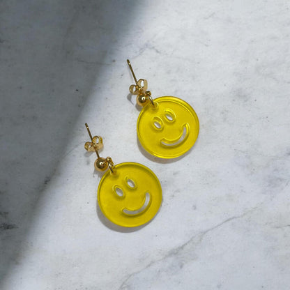 Ohrring »Smiley« | allergikerfreundlich | gelb transparentes Acryl | Edelstahl vergoldet | leichte Statement-Ohrringe | Geschenk