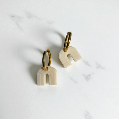 Creolen + Acryl-Anhänger »Regenbogen« | Creolen Edelstahl 18 K vergoldet | Acryl in beige matt | graviert | Laserschnitt | Schmuck