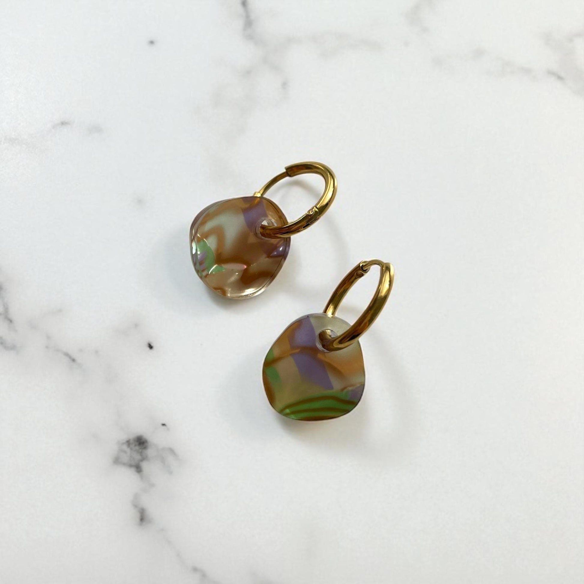 Creolen + Acryl-Anhänger »Bubble grün-gold« | Creolen Edelstahl 18K vergoldet | Acryl in grün-gold-lila | 70er Jahre Look | leichte Ohrringe