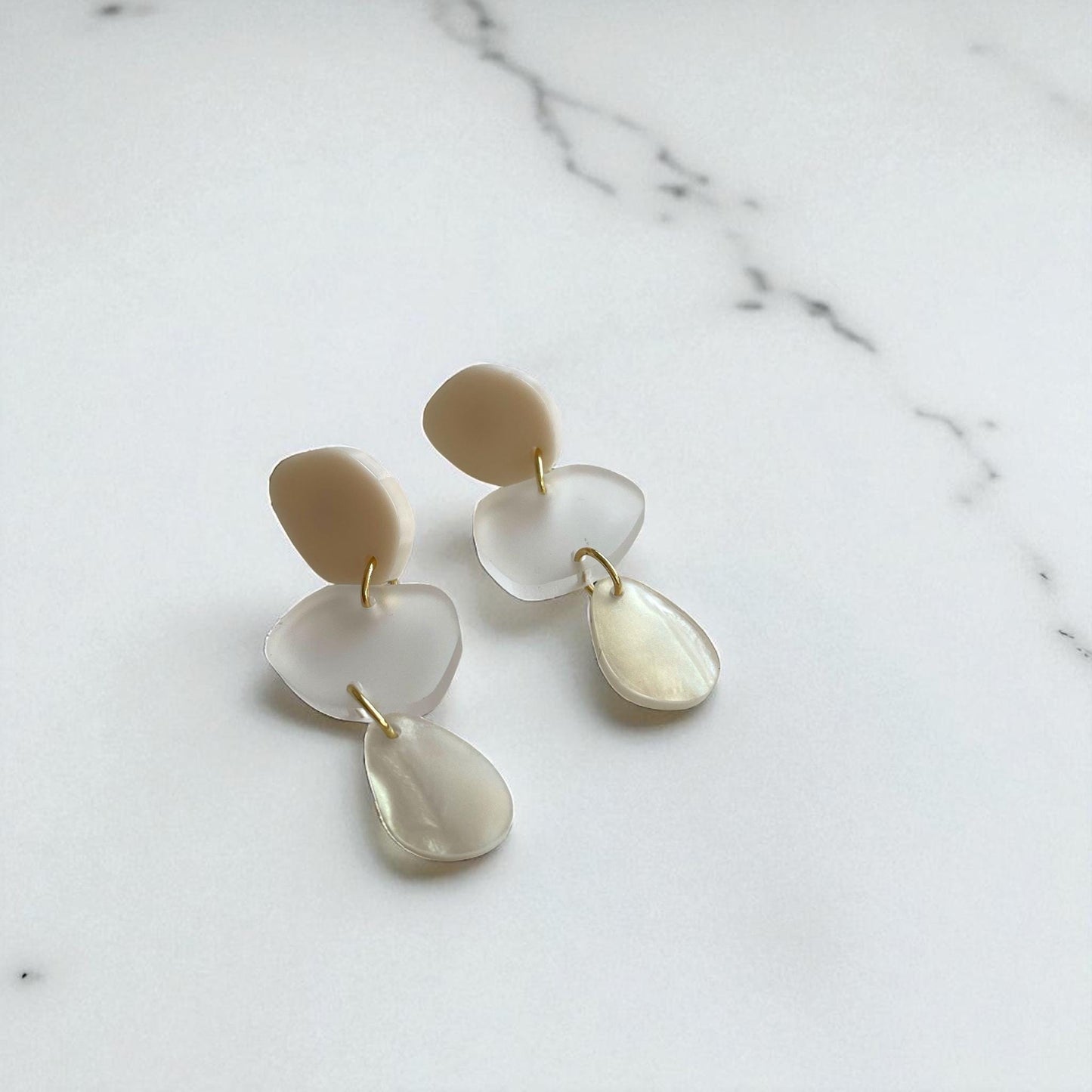 Ohrring »Freja« | allergikerfreundlich | asymmetrisch | 3-teilig | beige, Milchglas, rosa | leichte Statement-Ohrringe | Schmuck | Geschenk