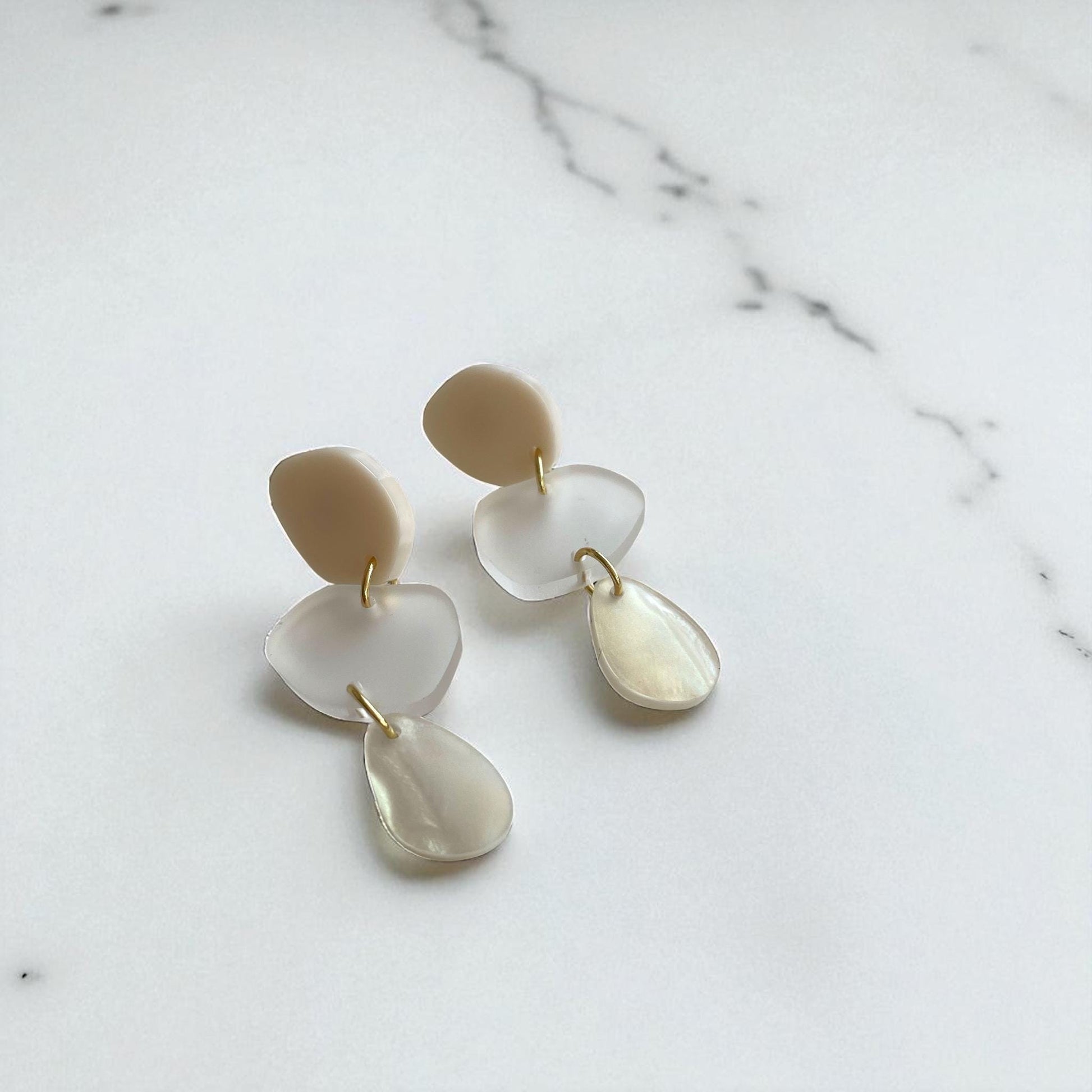 Ohrring »Freja« | allergikerfreundlich | asymmetrisch | 3-teilig | beige, Milchglas, rosa | leichte Statement-Ohrringe | Schmuck | Geschenk