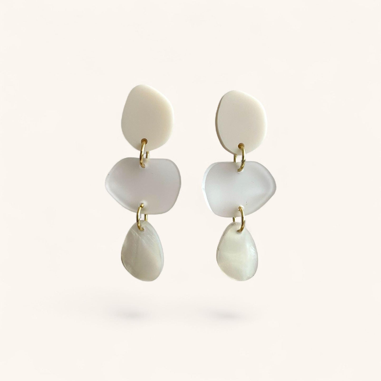 Ohrring »Freja« | allergikerfreundlich | asymmetrisch | 3-teilig | beige, Milchglas, rosa | leichte Statement-Ohrringe | Schmuck | Geschenk