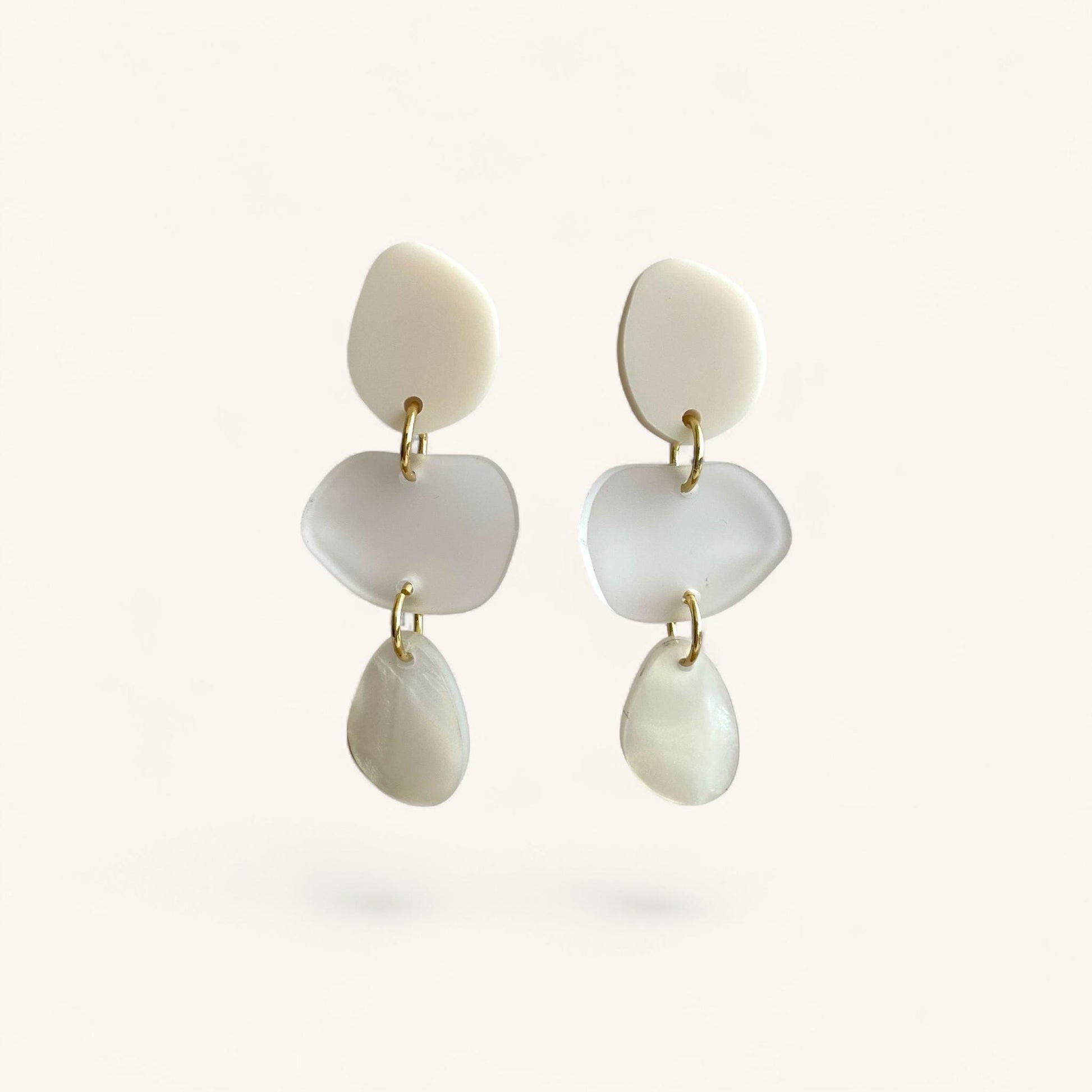 Ohrring »Freja« | allergikerfreundlich | asymmetrisch | 3-teilig | beige, Milchglas, rosa | leichte Statement-Ohrringe | Schmuck | Geschenk